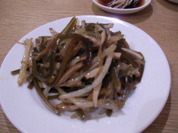 前菜（豆腐干・昆布・野菜の和え物）